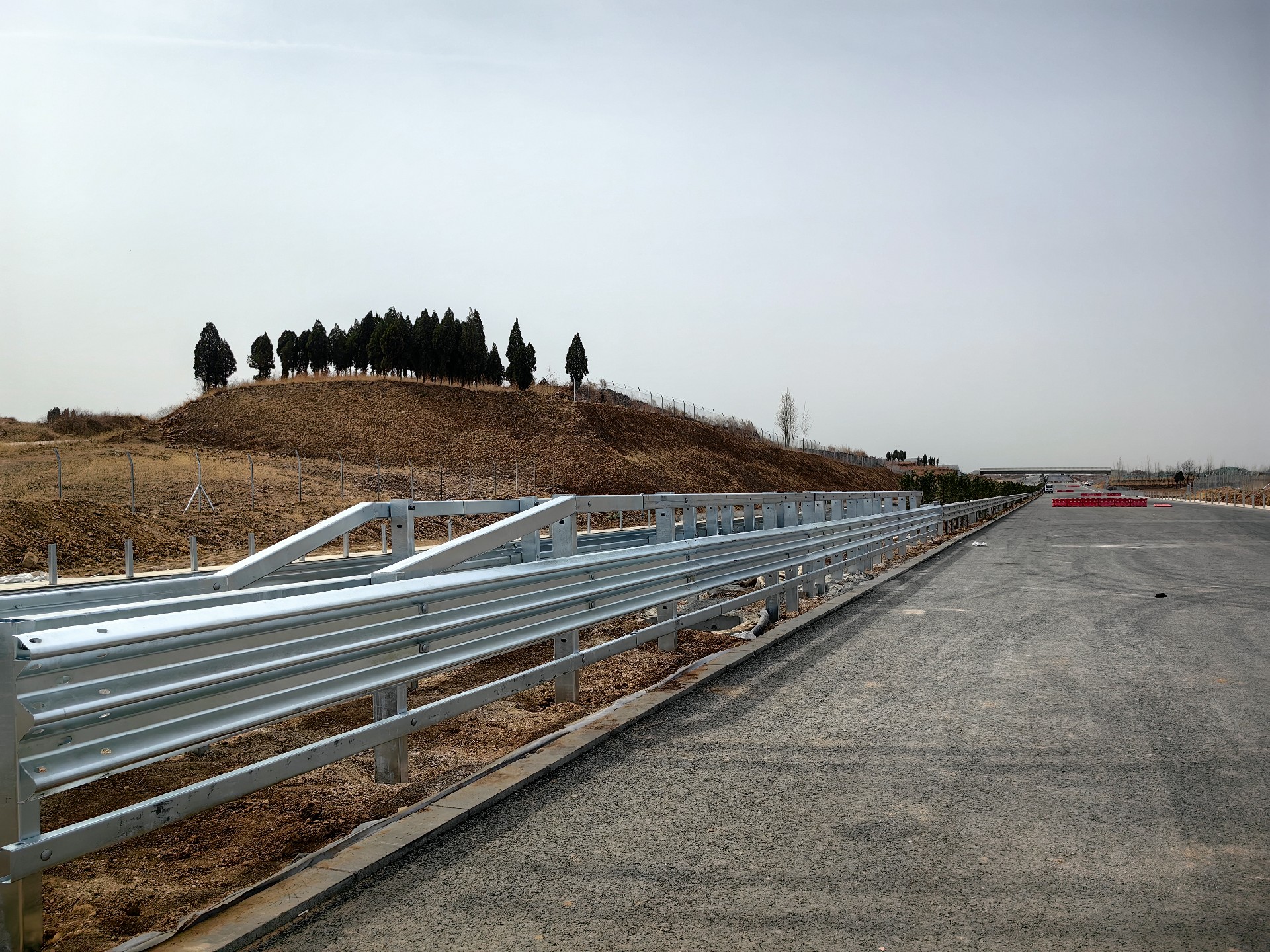 济潍二标 SAm级中央分隔带低变形量高强钢护栏4