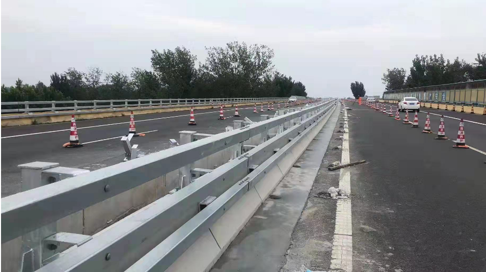 山东路桥章丘G351菏宝高速菏泽段金属梁柱式护栏1